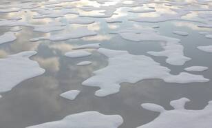 Figuur 1. Smeltend Arctisch zee-ijs. Bron: R. Bintanja.