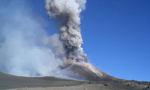 Figuur 1. Vulkaanuitbarstingen kunnen zwaveldeeltjes tot grote hoogte in de atmosfeer brengen. Foto: Mike Ickx