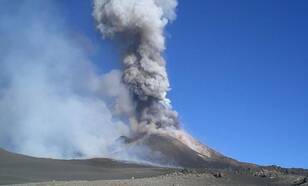 Figuur 1. Vulkaanuitbarstingen kunnen zwaveldeeltjes tot grote hoogte in de atmosfeer brengen. Foto: Mike Ickx