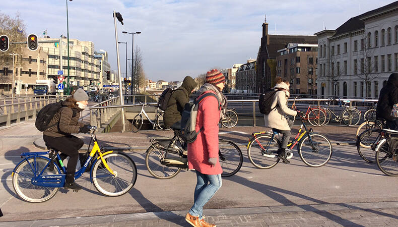 foto van fietsers en voetgangers met mutsen in Utrecht 