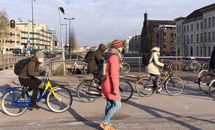 foto van fietsers en voetgangers met mutsen in Utrecht 