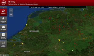 Satellietbeeld van Nederland, België en Duitsland waarop met rode stippen paasvuren te zien zijn.