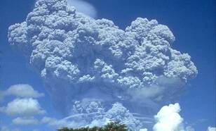 Foto van uitbarsting Filipijnse vulkaan Pinatubo, 12 juni 1991. 