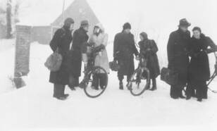 mensen in de sneeuw in de winter van 1944-1945