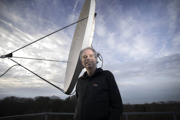 Geert Jan van Oldenborgh poseert voor een satelliet