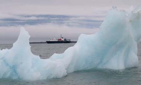 foto van Het SEES-expeditieschip de Ortelius te midden van smeltende ijsbergen