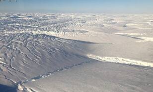 foto waarop barsten zichtbaar zijn in het oppervlak van de Thwaites gletsjer