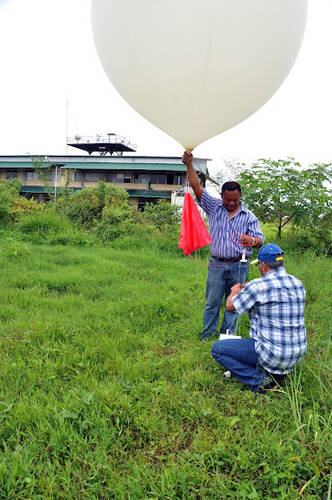 foto van een oplating van weerballon met ozonsonde in Paramaribo