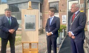 Petteri Taalas, secretaris-generaal van de WMO, onthult de plaquette, samen met KNMI-hoofddirecteur Gerard van der Steenhoven en wethouder Krischan Hagedoorn.