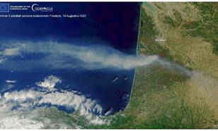 Satellietbeeld van de rookontwikkeling tijdens de bosbranden in het zuidwesten van Frankrijk op 10 augustus 2022