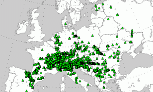 Kaart van Europa met een groene driehoek op iedere locatie waar hagelstenen van 2 centimeter of meer zijn waargenomen in de maand juli 2023.