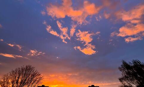 zonsondergang met oranje paarse lucht 