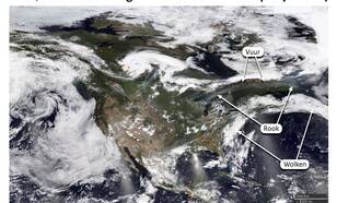 Satellietbeeld van brandhaarden, rook en wolken op 12 juli 2024 boven Noord-Amerika. 