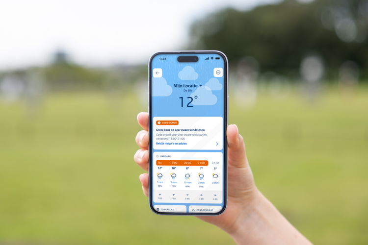 foto van telefoon met de nieuwe KNMI-app 