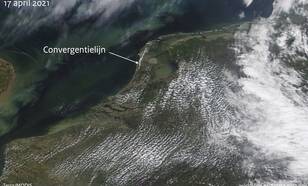 Satelliet opname van wolken boven Nederland met een lijn van bewolking boven Noord-Holland op 17 april 2021