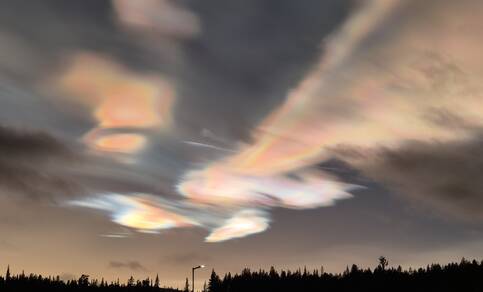 Foto van parelmoerwolken: Torsten Kӧpnick, Leibniz Institute of Atmospheric Physics. 