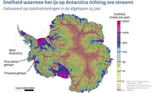 Kaart van Antarctica met in kleur de snelheid waarmee het ijs op Antarctica richting zee stroomt gebaseerd op 25 jaar aan satellietmetingen. 