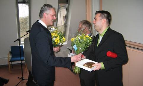 KNMI directeur Frits Brouwer feliciteert Vaisala prijswinnaar Iwan Holleman