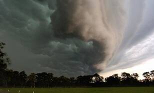 Noodweer in aantocht op zaterdagavond 17 juli 2004 gefotografeerd om precies 20.14 uur door Robert Hoetink iets ten zuiden van Enschede