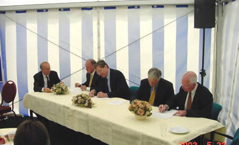 Ondertekening van de samenwerkingsovereenkomst op 23 mei 2002 in Cabauw