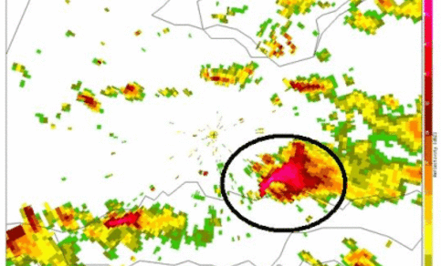 Radarbeeld De Bilt: reflectiviteit op 15.10 uur waarbij een haakvorm is te zien. Hierbinnen bevindt zich de tornado. Bron: KNMI