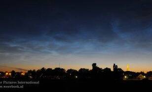 Lichtende nachtwolken boven Steenwijk in de nacht van 16 op 17 juni 2009 om 23u52 (foto: Jacob Kuiper, WPI/KNMI)