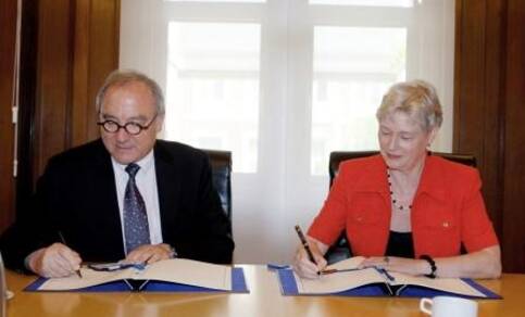 Minister Maria van der Hoeven en Directeur Generaal J.G. Dordain van ESA tekenen overeenkomst milieusatelliet 