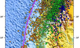 Seismiciteit van 1990 tot heden in het gebied rond de aardbeving van 27 februari 2010. Deze is weergegeven met een gele ster. (Bron figuur: USGS)
