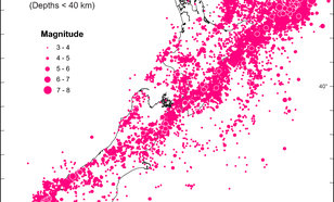 Ondiepe aardbevingen van de afgelopen 10 jaar in Nieuw-Zeeland. Door de complexe tektonische structuur vinden er onder beide eilanden veel ondiepe aardbevingen plaats. De aardbeving van 21 februari past in deze structuur. (Bron: GeoNet, New Zealand)