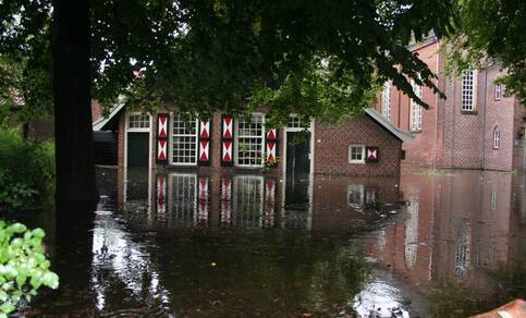 Door de zware regenval van 26 en 27 augustus 2010 trad de Dinkel in Losser buiten haar oevers (foto: Marja Loves)