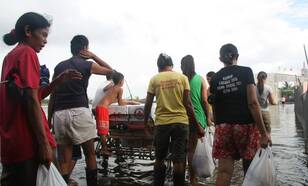 De Filippijnse hoofdstad Manilla, die grotendeels onder water kwam te staan, kreeg begin augustus in enkele dagen een hoeveelheid regen die in ons land gewoonlijk in een jaar valt (Foto: Filppijnse Rode Kruis)
