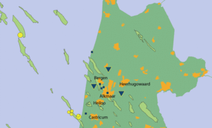 Aardbevingen in noordwest Nederland in 2013. Gele cirkels zijn aardbevingen; gasvelden lichtgroen. Blauwe driehoeken zijn boorgat seismometers; vierkanten versnellingsmeters. Bron: KNMI