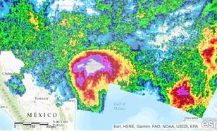 Totale regenval (in mm) tot en met 29 augustus van de orkaan Harvey. In Texas is plaatselijk ruim 1300 mm gevallen © NOAA/ESRI
