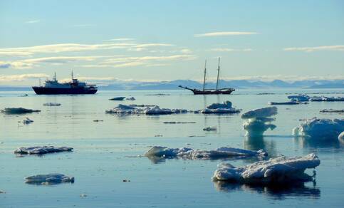 Scheepvaart tussen zee-ijsschotsen nabij Spitsbergen (foto: R. Bintanja).