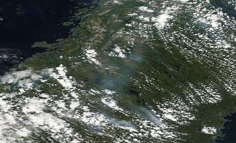 satellietbeeld met rookpluimen bosbranden zweden