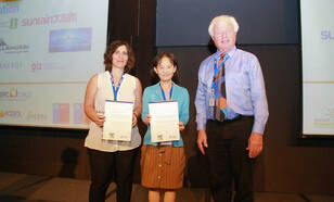 Foto van KNMI'er Ping Wang die de award in ontvangst neemt tijdens het Solar World Congres
