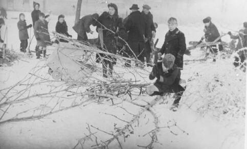 mensen in de sneeuw in de winter van 1944-1945