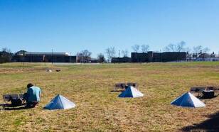 Een opstelling van een infrageluid array in de Amerikaanse staat Alabama voor de detectie van infrageluid van tornadoes. Onder de piramidevormige windschermen zijn infrageluid sensoren opgesteld.