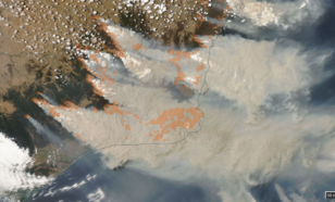 Bosbrandrook op 4 januari 2020 boven zuidoost-Australië zoals waargenomen met de het MODIS satellietinstrument of de NASA Aqua satelliet. 
