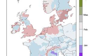 Kaart van Europa met in kleur de datum waarop de gemiddeld koudste dag viel in de periode 1950-2021.