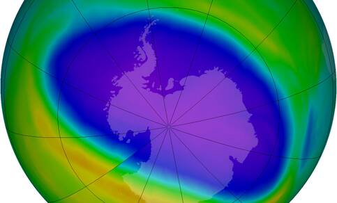 Figuur 2: Het ozongat boven de zuidpool op 1 oktober 2006 gemeten door OMI. Het ozongat in 2006 was het grootste tot nu toe gemeten, met een gemiddelde oppervlakte van 26 miljoen vierkante kilometer (ongeveer 625 keer de oppervlakte van Nederland). Bron: 