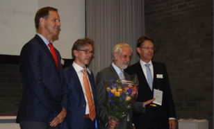 Brian Hoskins met de Buys Ballot Medaille met rechts Gerard van der Steenhoven en links Albert van den Berg (KNAW, TU Twente) en Henk Dijkstra (UU). foto KNMI, 2014 