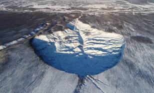 Luchtfoto van de Batagaika krater in Siberië