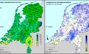 Landkaart van Nederland met de neerslag in juli 2024, en rechts met de afwijking ten opzichte van het langjarig gemniddelde