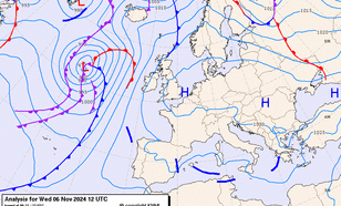 Kaart met de weersituatie op woensdag 6 november, om 13:00 Nederlandse tijd. Een grootschalig hogedrukgebied (H) boven Noordwest en centraal Europa zorgt voor windstil weer dat lang aanhoudt. 