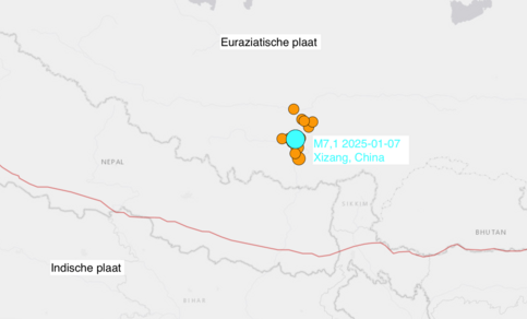 Figuur 2: de locatie van de aardbeving en naschokken (oranje), met de plaatgrens (breuklijn) in rood (bron: USGS)