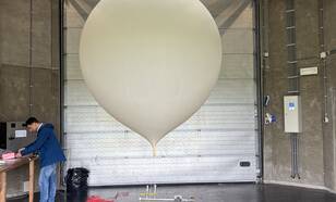 Ballon wordt gevuld met helium in de vulhut