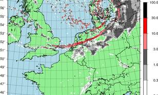 kaart met KNMI-weermodel HARMONIE strekte de scherpe buienlijn bij de stormdepressie van 5 december zich over een groot gebied uit