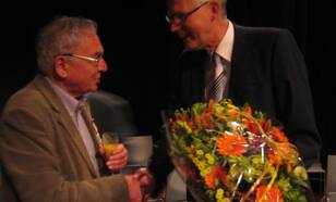 KNMI Hoofddirecteur Frits Brouwer feliciteert Jan Buisman met zijn Koninklijke Onderscheiding
