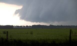 Naderende valwind op zaterdag 4 augustus iets ten noordwesten van Steenwijkerwold (Foto: Nico Wensveen)
